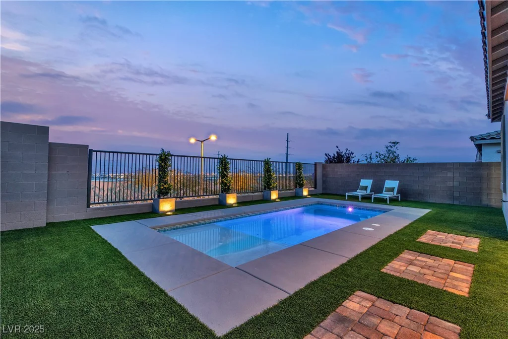 154 Nine Mile Creek, Las Vegas, NV 89138