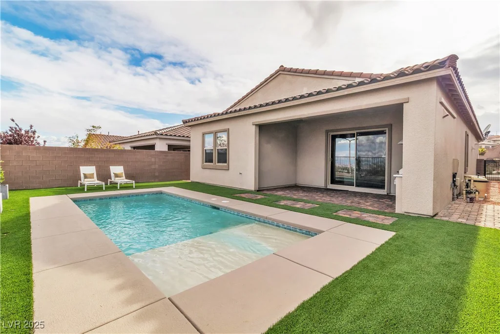 154 Nine Mile Creek, Las Vegas, NV 89138