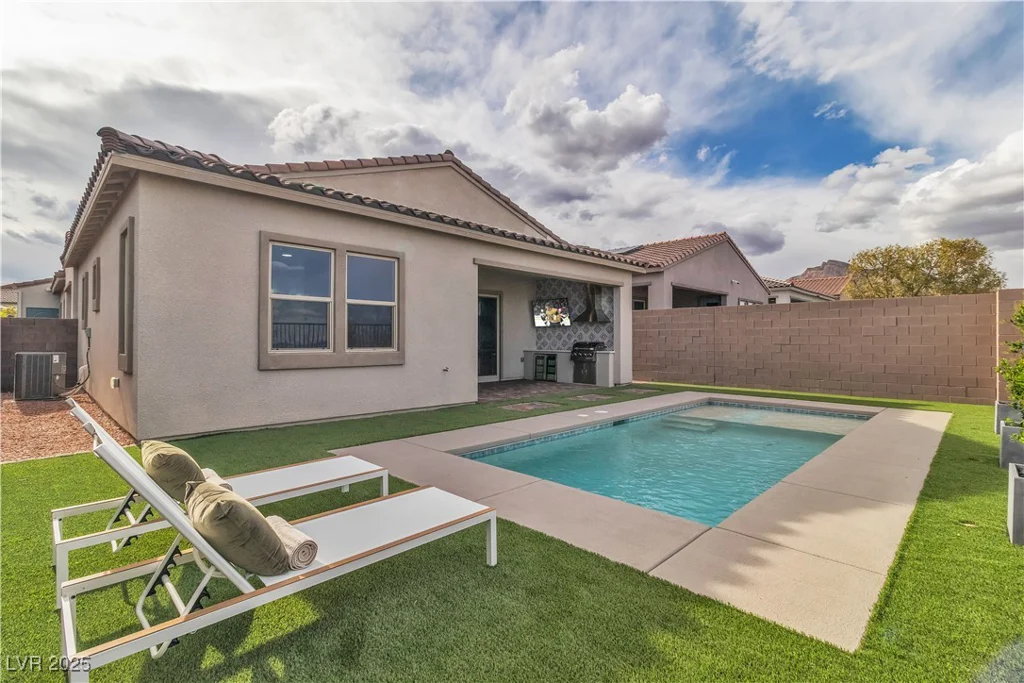 154 Nine Mile Creek, Las Vegas, NV 89138