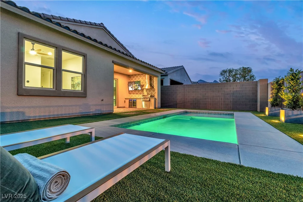 154 Nine Mile Creek, Las Vegas, NV 89138