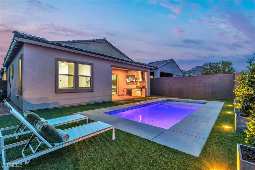 154 Nine Mile Creek, Las Vegas, NV 89138