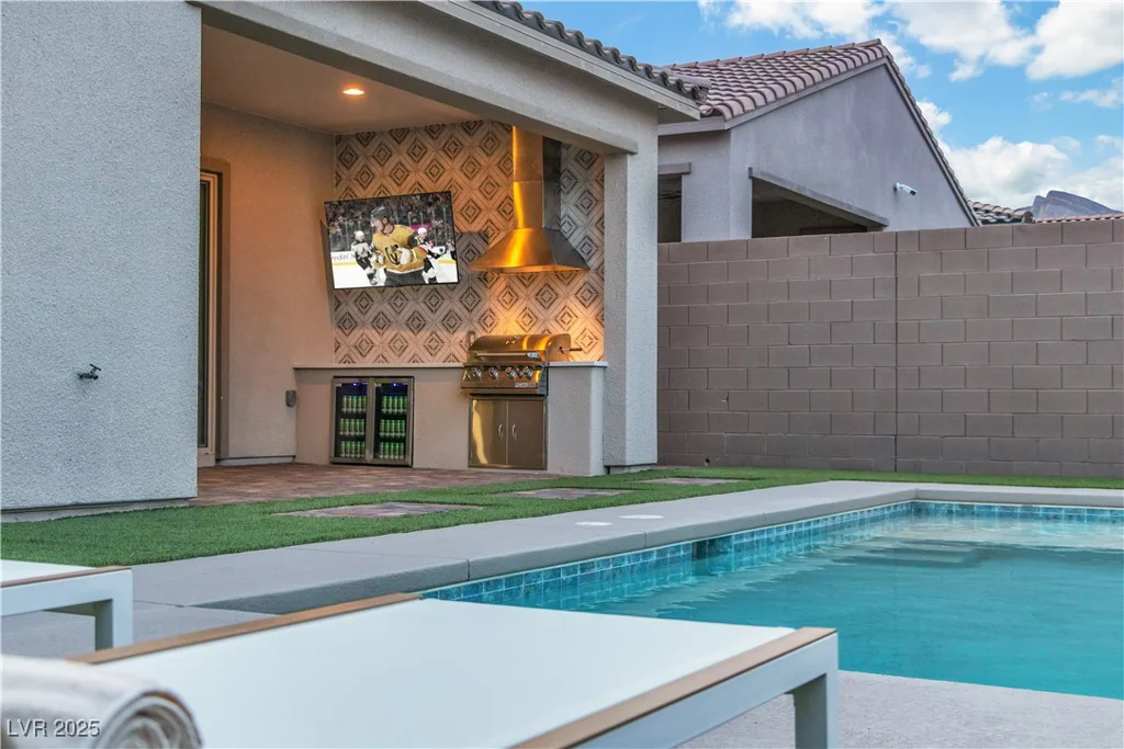 154 Nine Mile Creek, Las Vegas, NV 89138