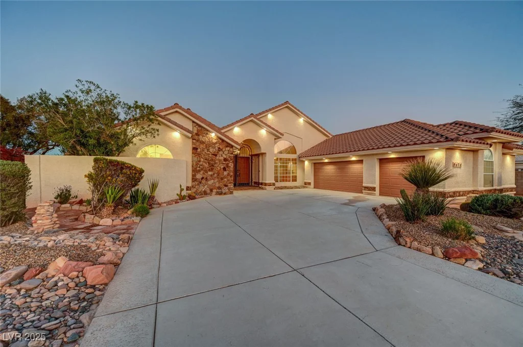 8470 Pioneer, Las Vegas, NV 89113