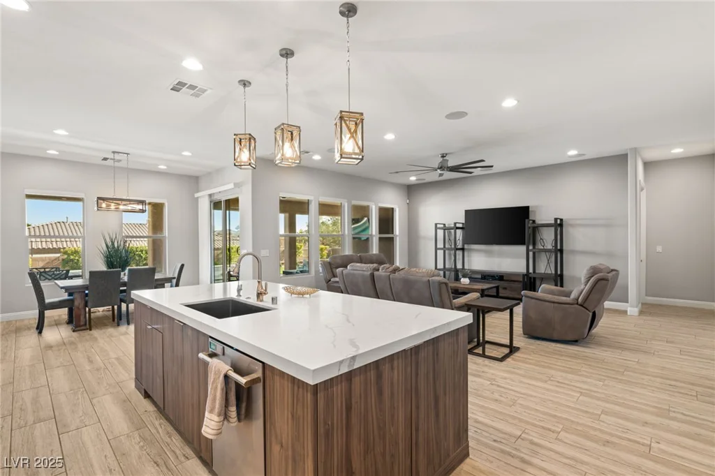 5860 Noah Springs, Las Vegas, NV 89149