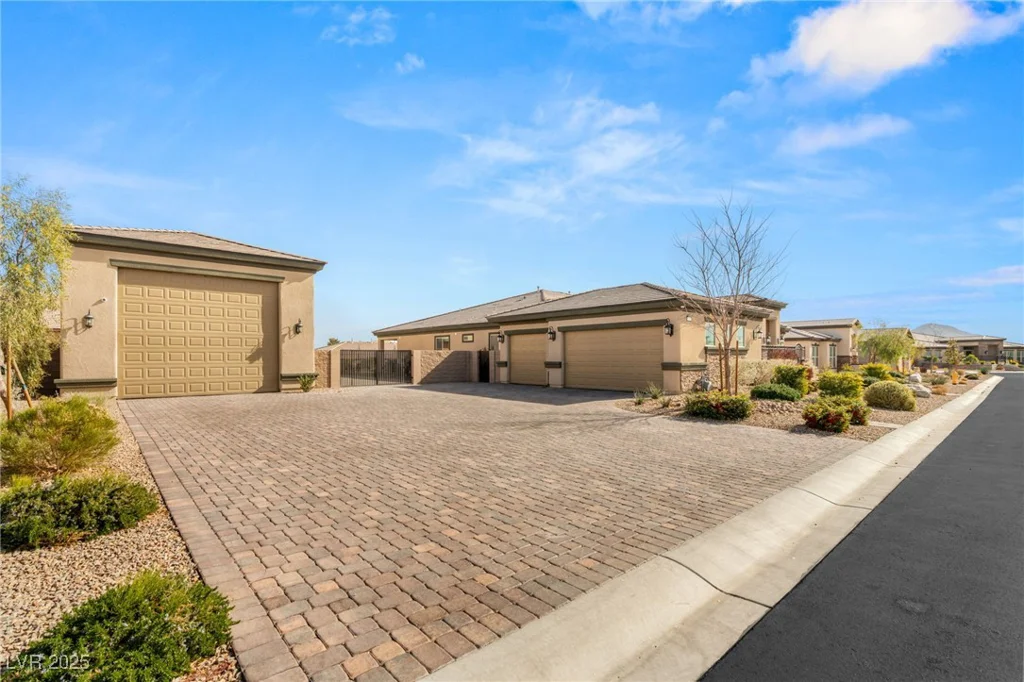 5860 Noah Springs, Las Vegas, NV 89149