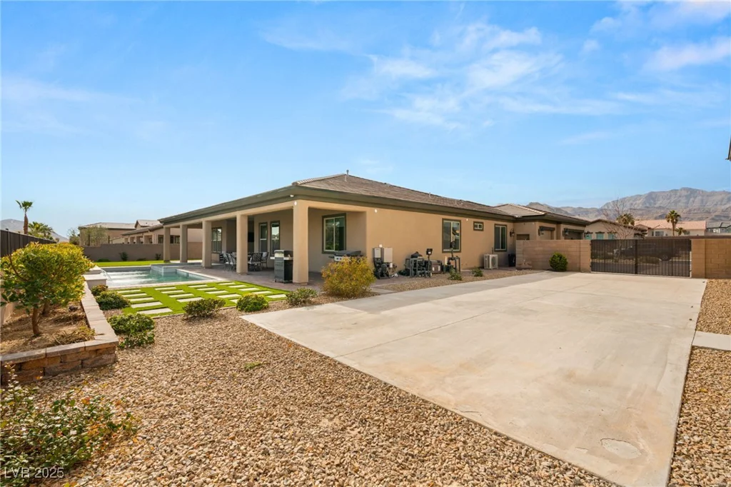 5860 Noah Springs, Las Vegas, NV 89149