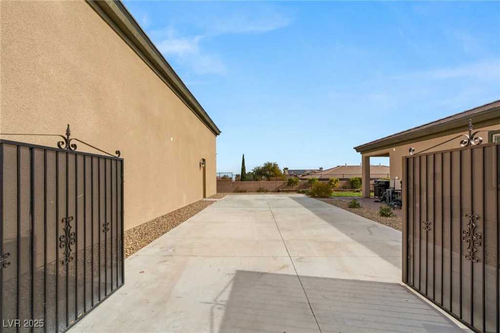 5860 Noah Springs, Las Vegas, NV 89149