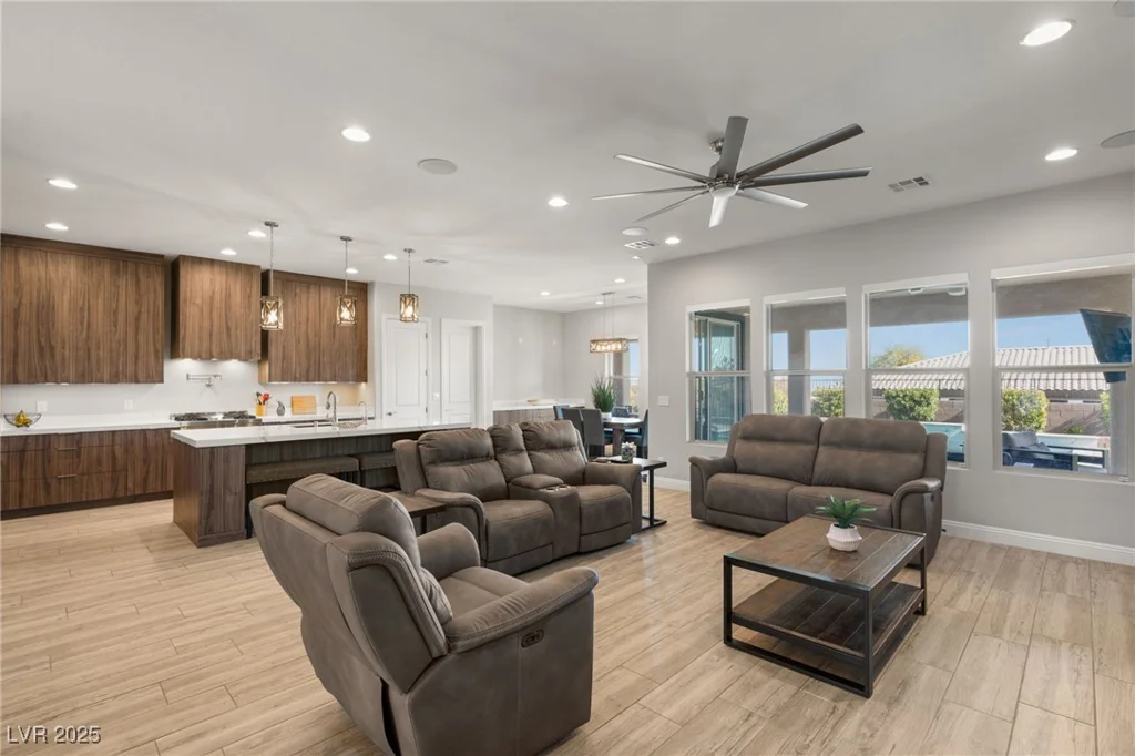 5860 Noah Springs, Las Vegas, NV 89149