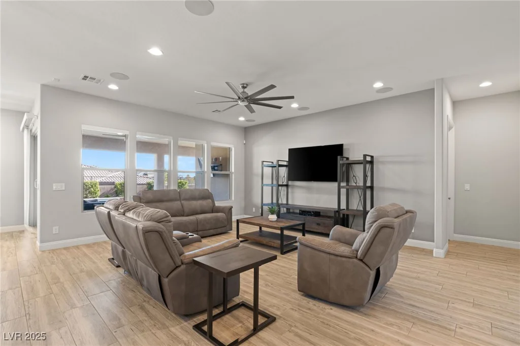 5860 Noah Springs, Las Vegas, NV 89149
