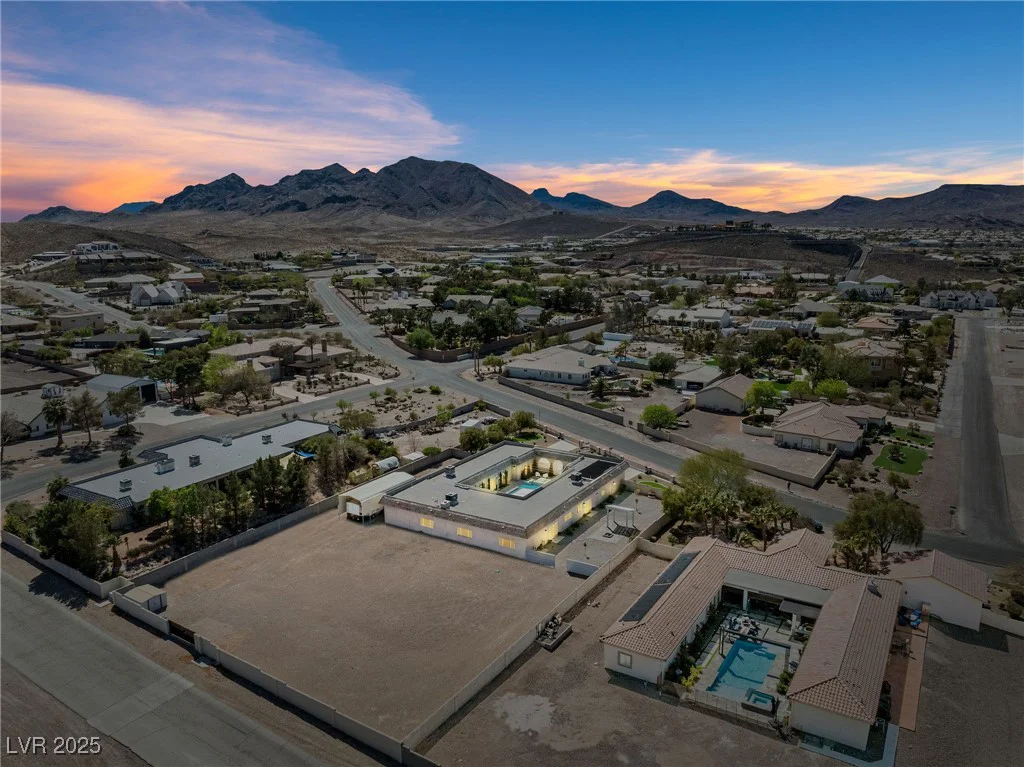 647 Foxhall Rd, Henderson, NV 89002