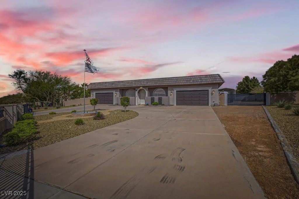 647 Foxhall Rd, Henderson, NV 89002