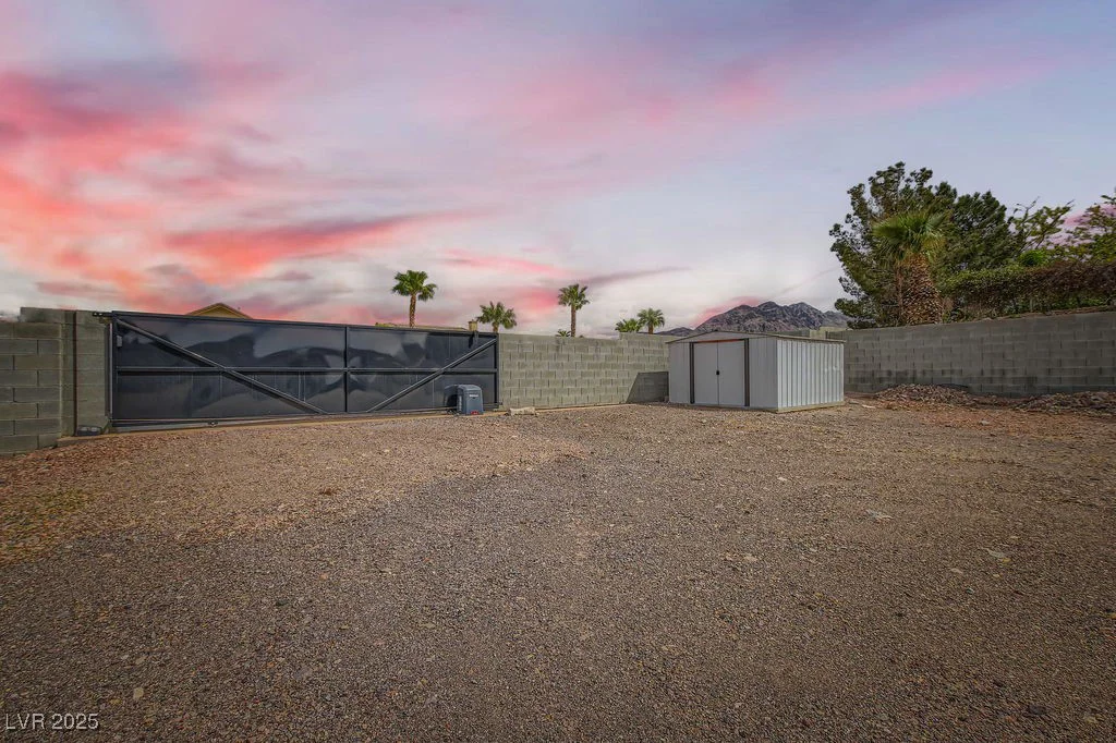 647 Foxhall Rd, Henderson, NV 89002