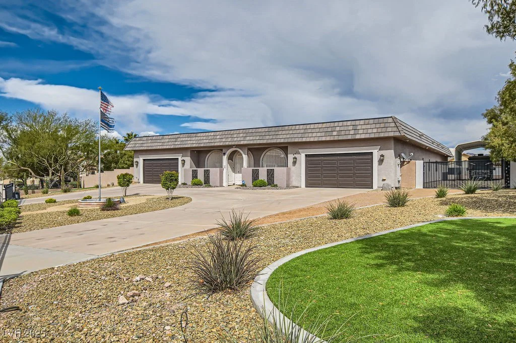 647 Foxhall Rd, Henderson, NV 89002