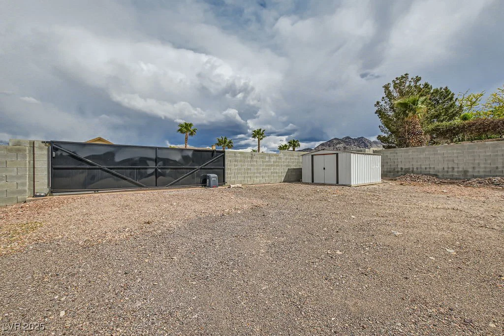 647 Foxhall Rd, Henderson, NV 89002