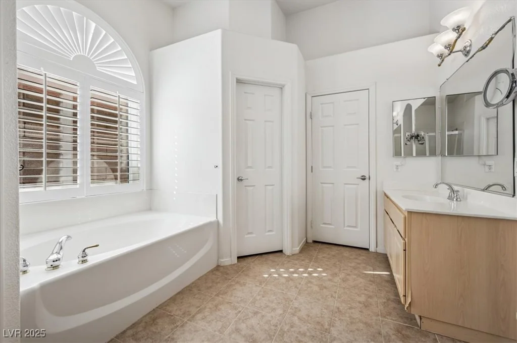 9211 Golden Feather, Las Vegas, NV 89147