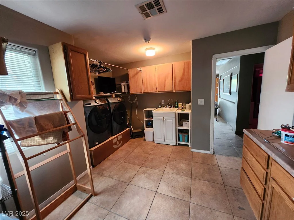 1812 Ivanhoe, Las Vegas, NV 89102