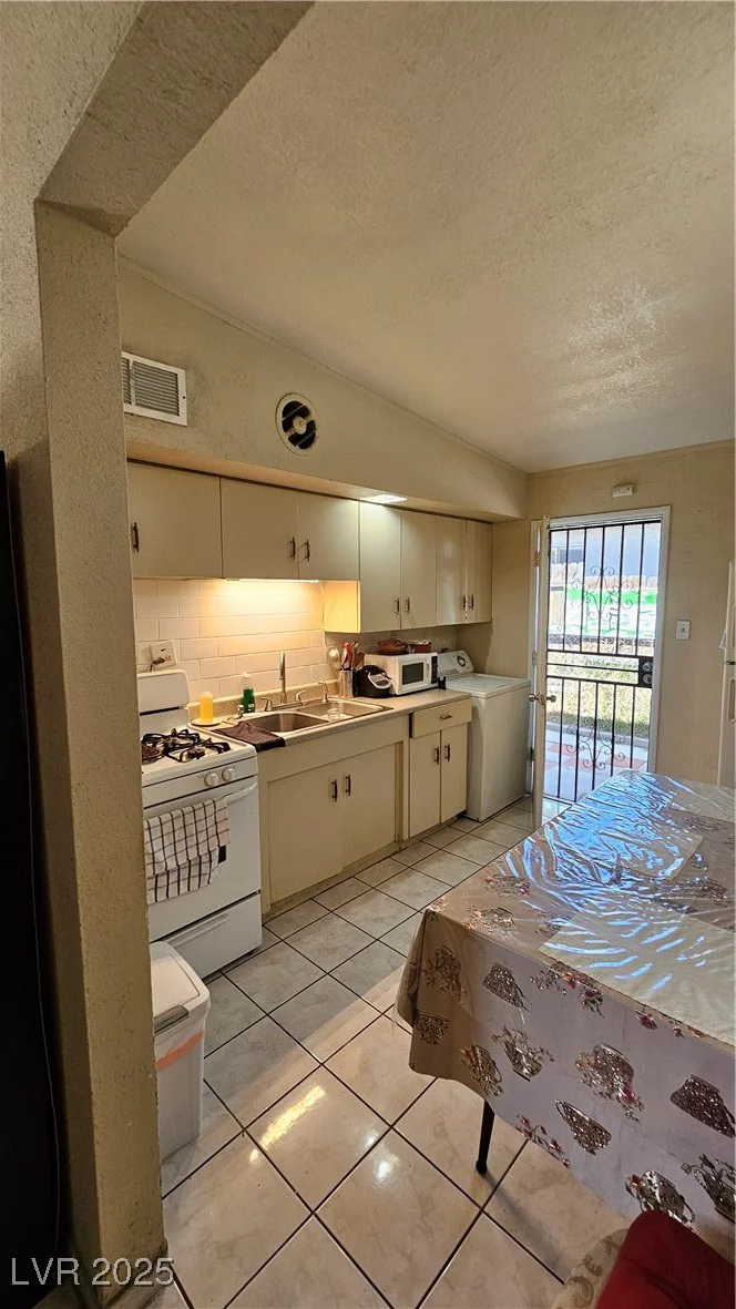 2120 Glider, North Las Vegas, NV 89030