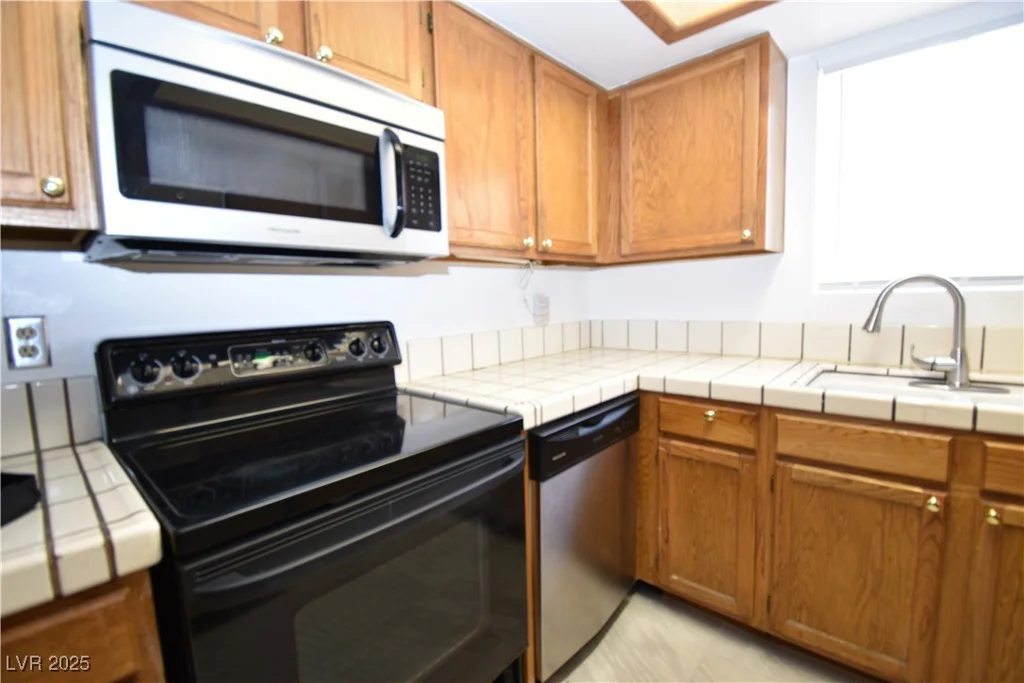 2431 Old Forge, Las Vegas, NV 89121