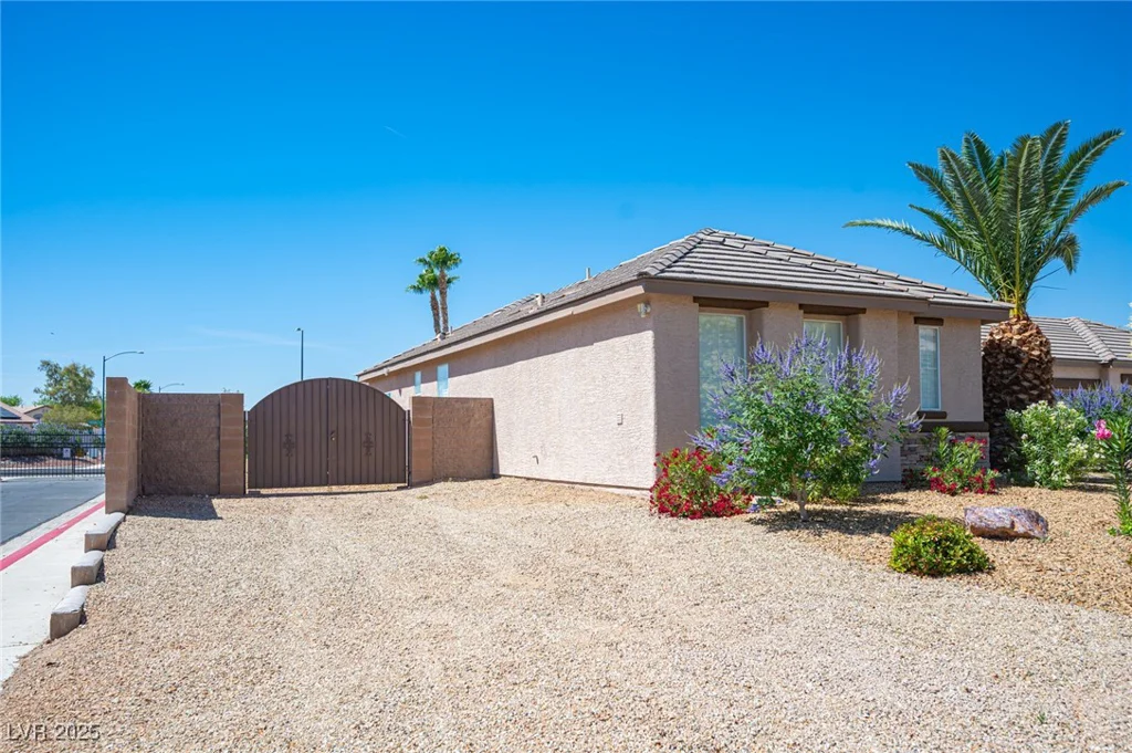 5815 Pristine Falls, Las Vegas, NV 89131