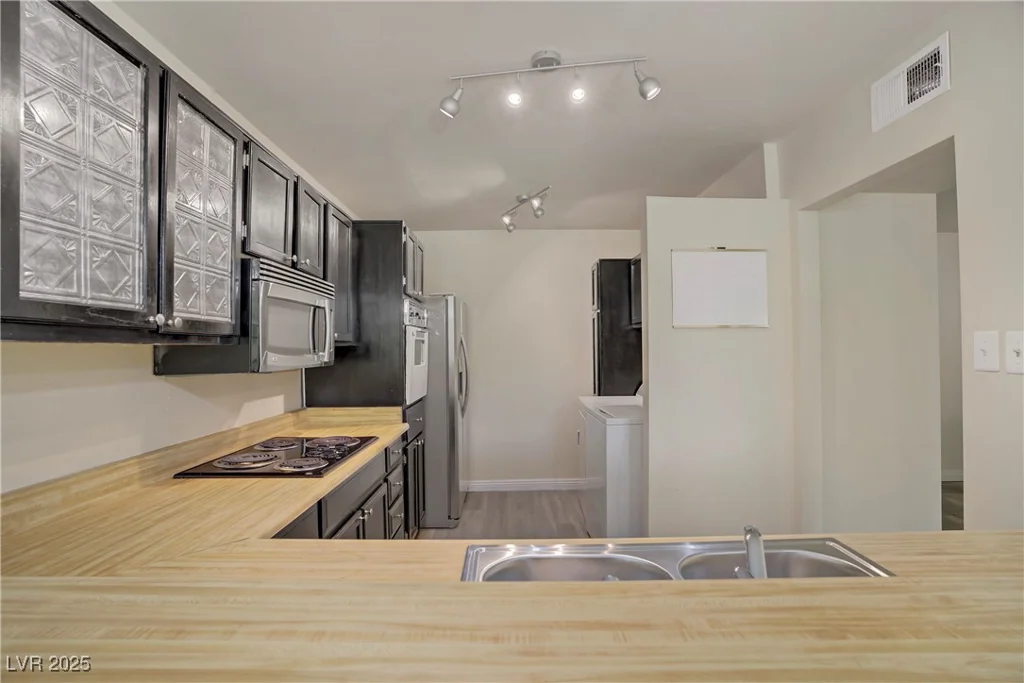 725 Royal Crest, Las Vegas, NV 89169