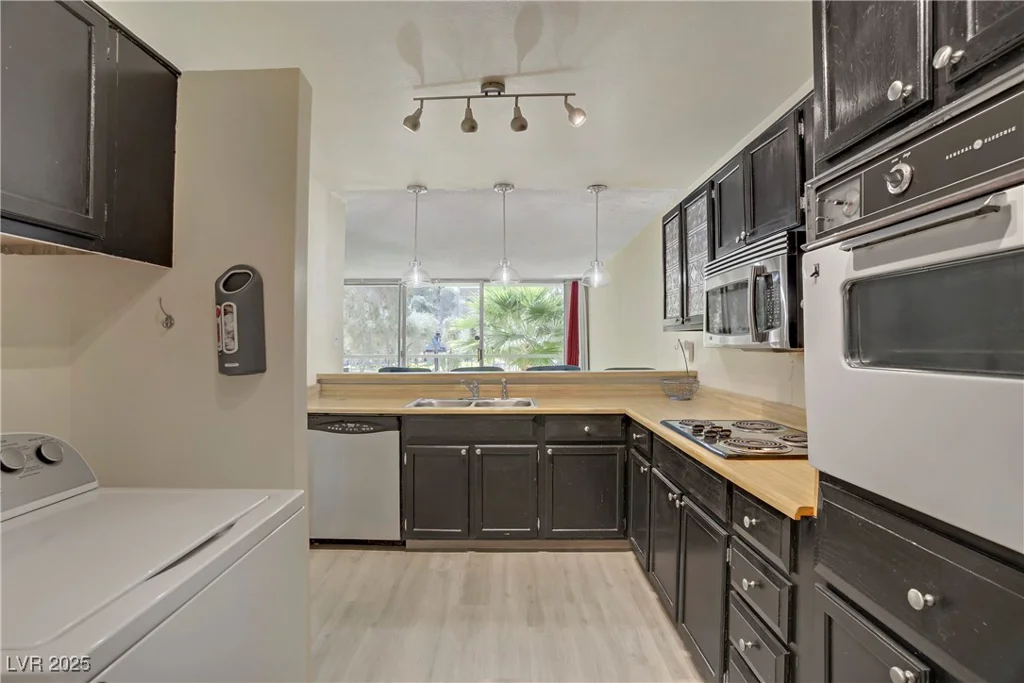 725 Royal Crest, Las Vegas, NV 89169