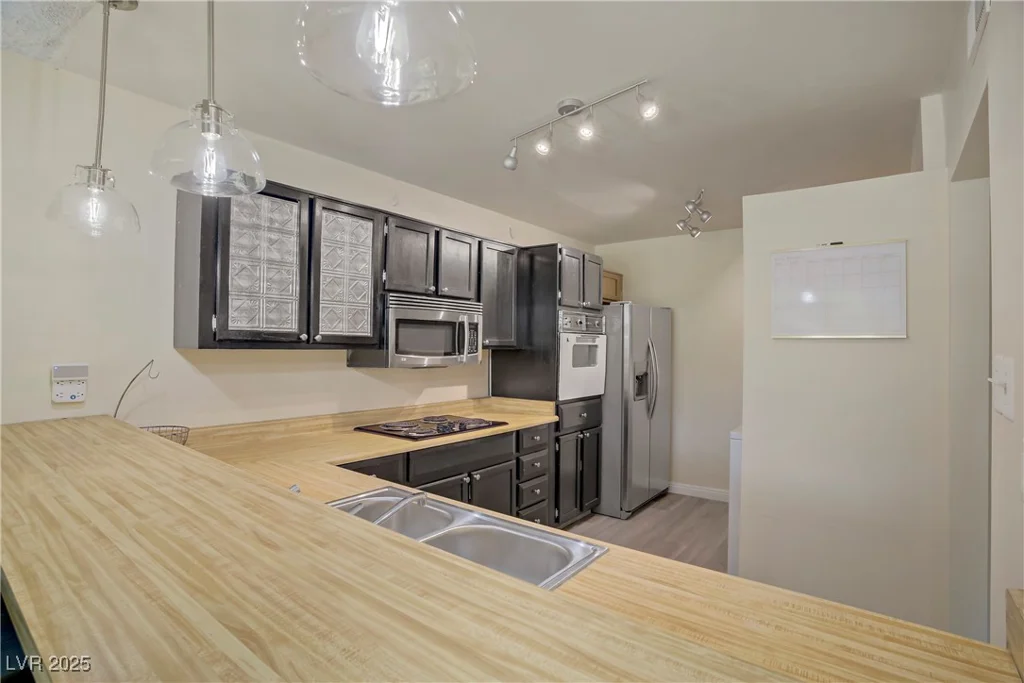 725 Royal Crest, Las Vegas, NV 89169