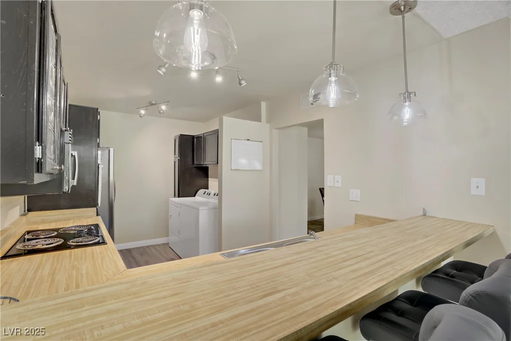 725 Royal Crest, Las Vegas, NV 89169