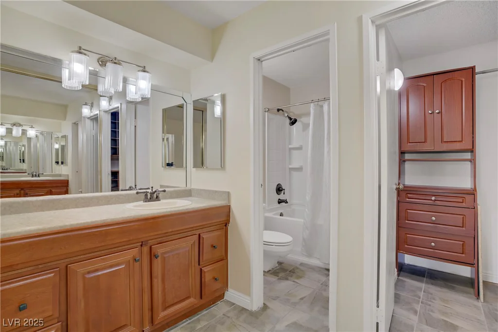 725 Royal Crest, Las Vegas, NV 89169