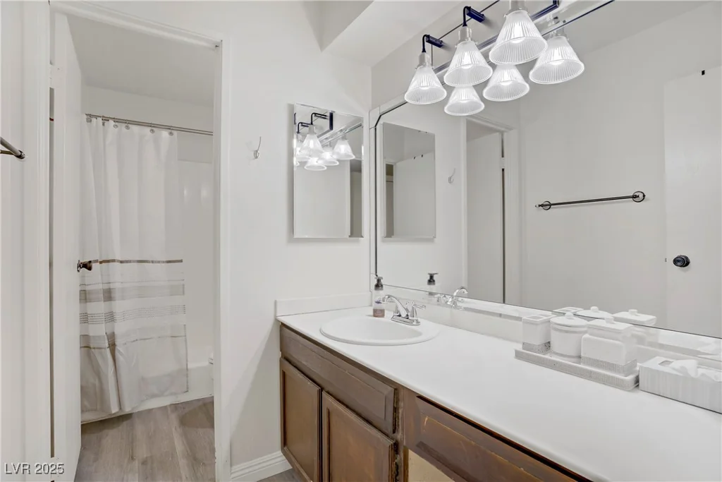 725 Royal Crest, Las Vegas, NV 89169