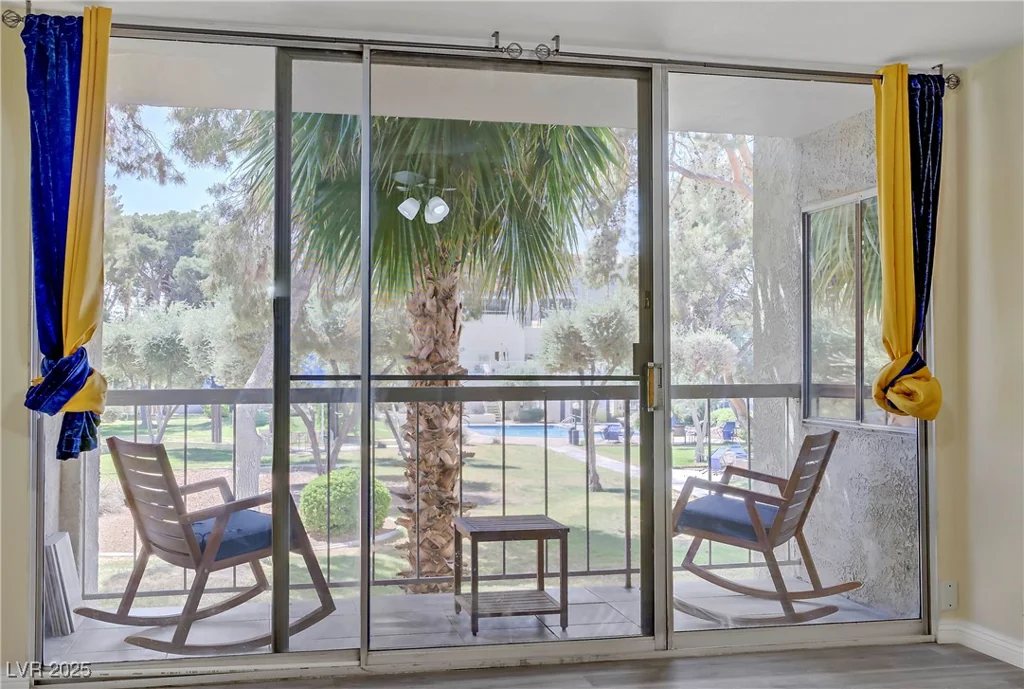 725 Royal Crest, Las Vegas, NV 89169
