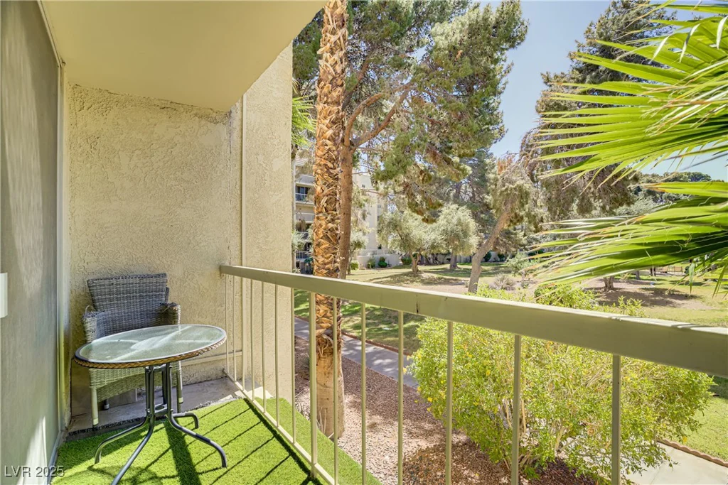 725 Royal Crest, Las Vegas, NV 89169