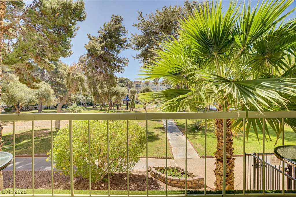 725 Royal Crest, Las Vegas, NV 89169