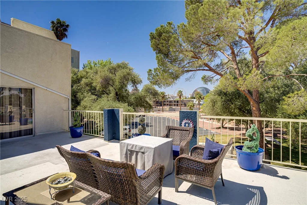 725 Royal Crest, Las Vegas, NV 89169