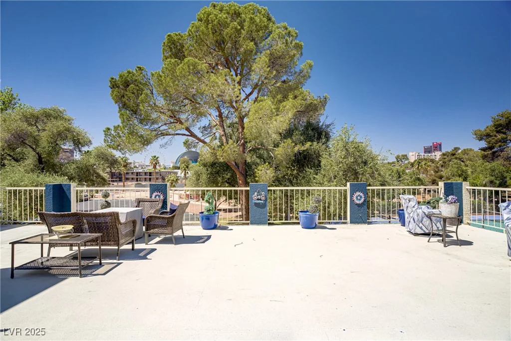 725 Royal Crest, Las Vegas, NV 89169