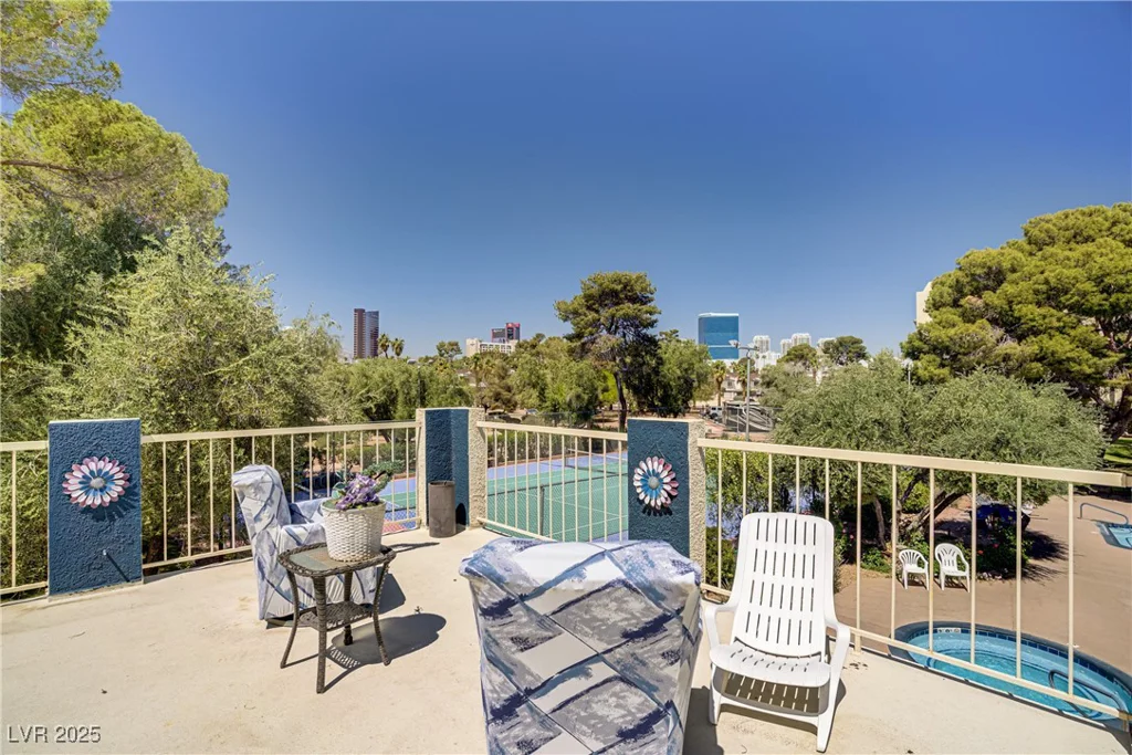 725 Royal Crest, Las Vegas, NV 89169