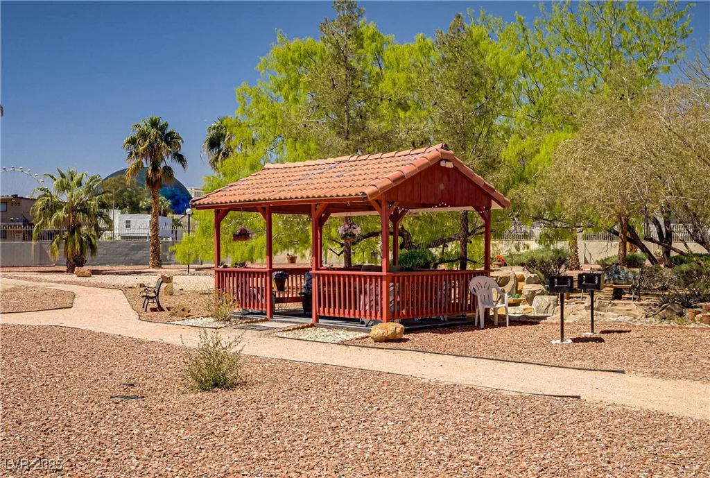 725 Royal Crest, Las Vegas, NV 89169