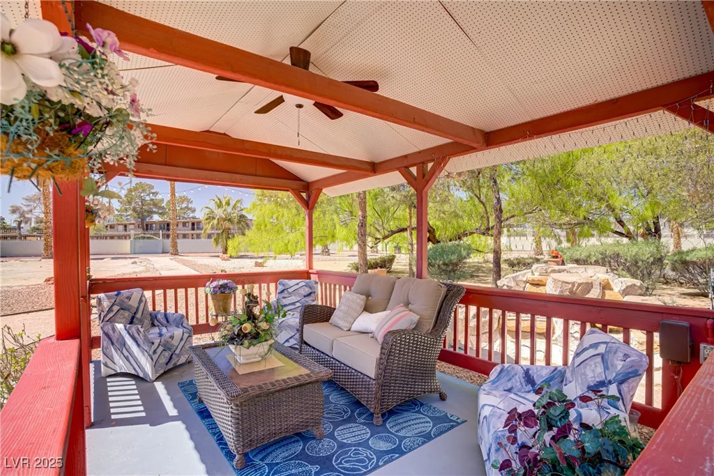 725 Royal Crest, Las Vegas, NV 89169