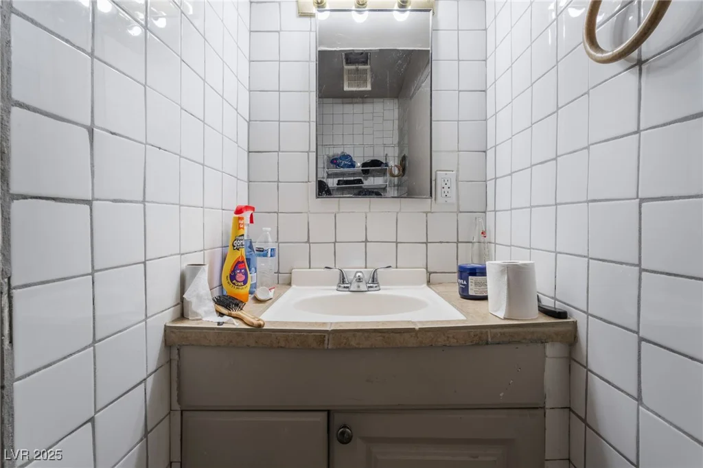 3421 Thomas, North Las Vegas, NV 89030