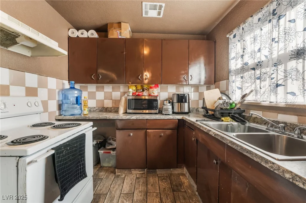 3421 Thomas, North Las Vegas, NV 89030