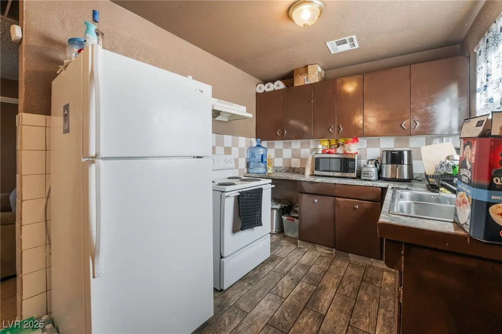 3421 Thomas, North Las Vegas, NV 89030