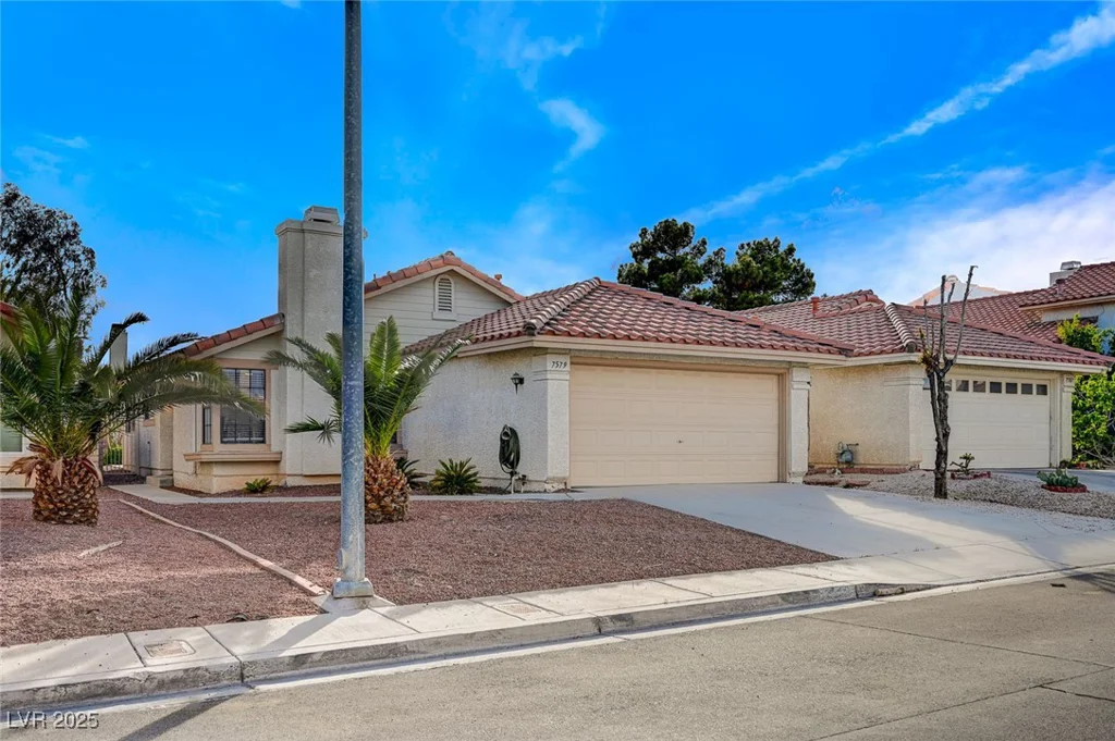 7579 Kalmalii, Las Vegas, NV 89147