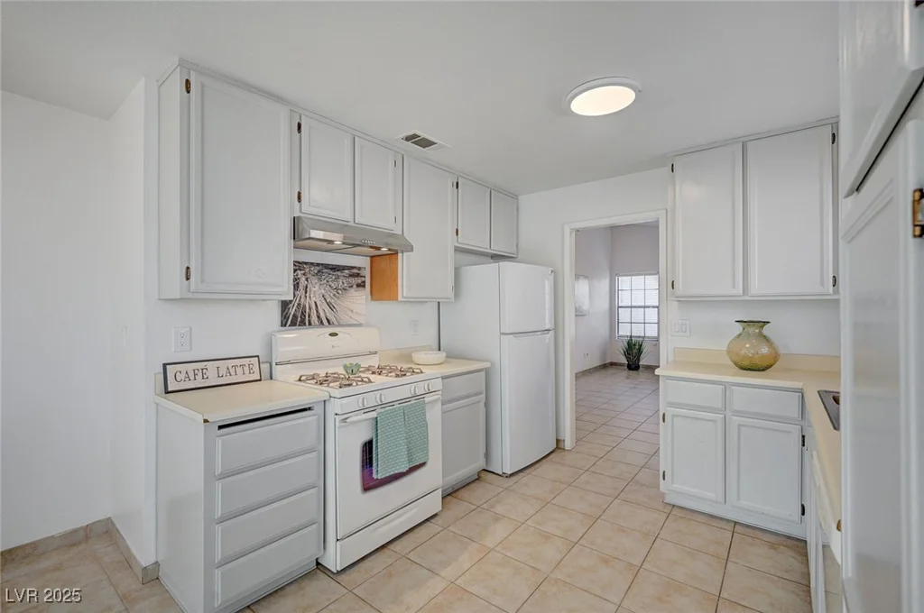 7579 Kalmalii, Las Vegas, NV 89147