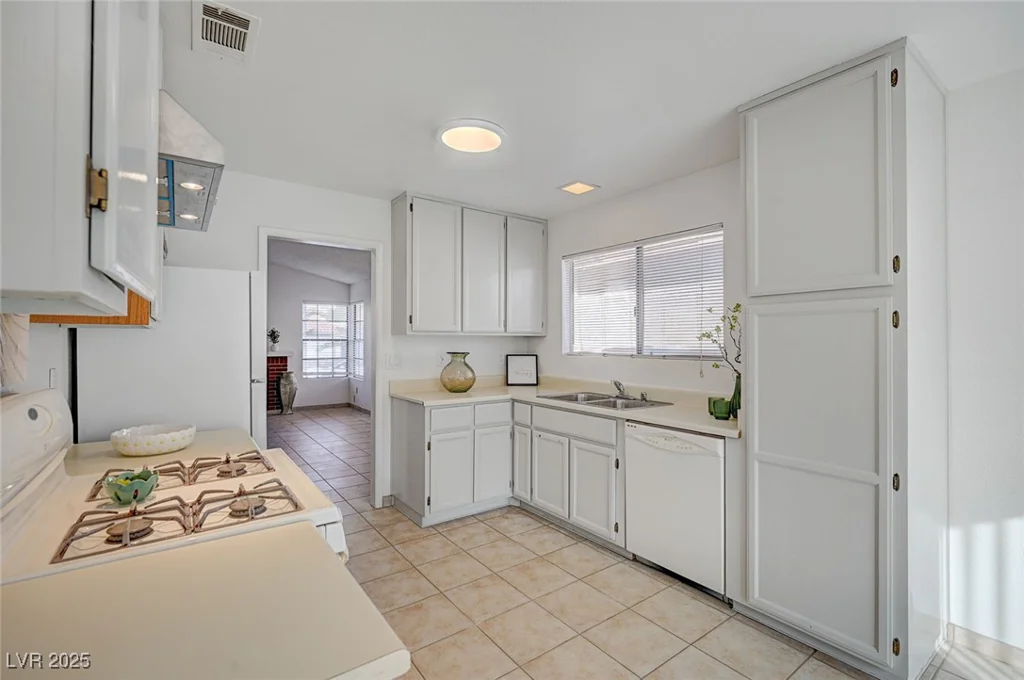 7579 Kalmalii, Las Vegas, NV 89147