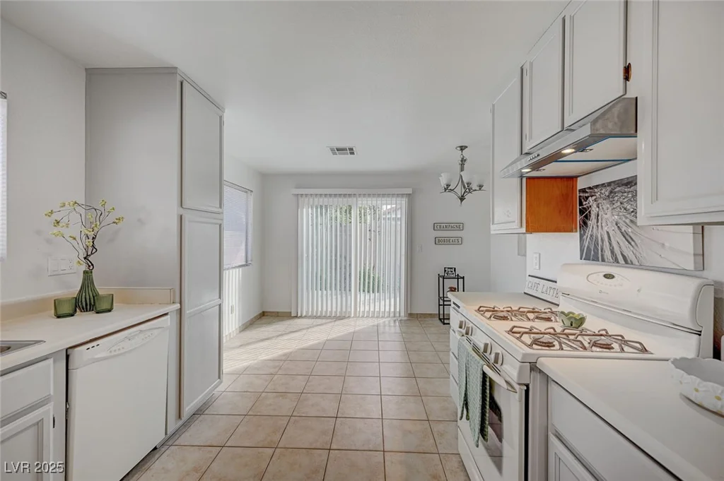 7579 Kalmalii, Las Vegas, NV 89147