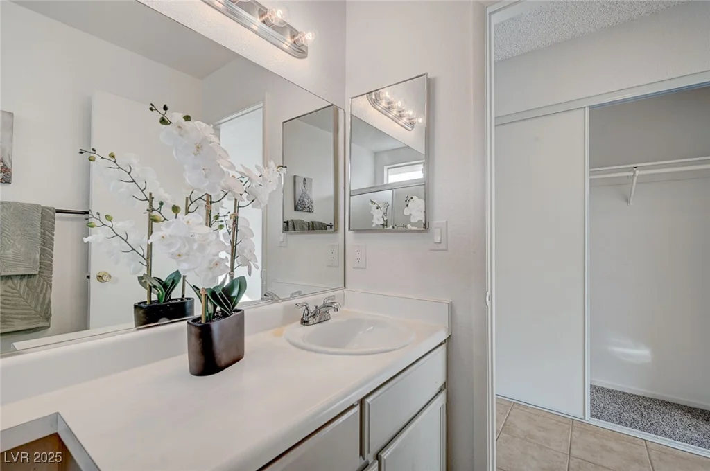 7579 Kalmalii, Las Vegas, NV 89147