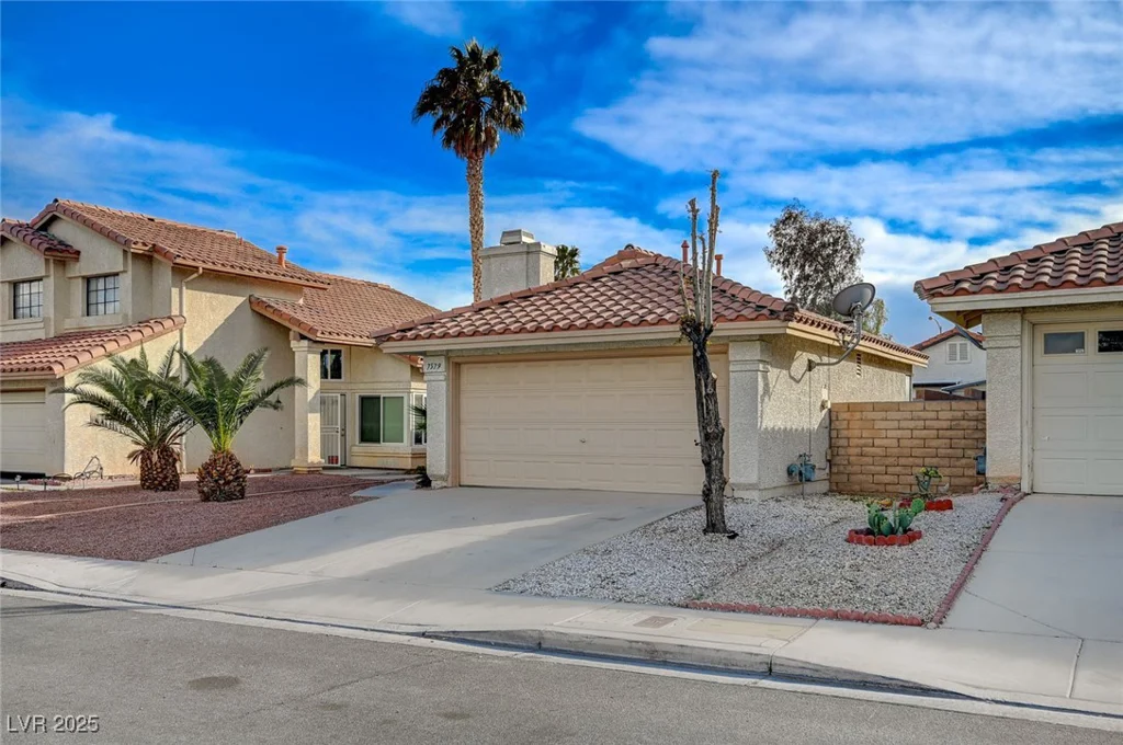 7579 Kalmalii, Las Vegas, NV 89147