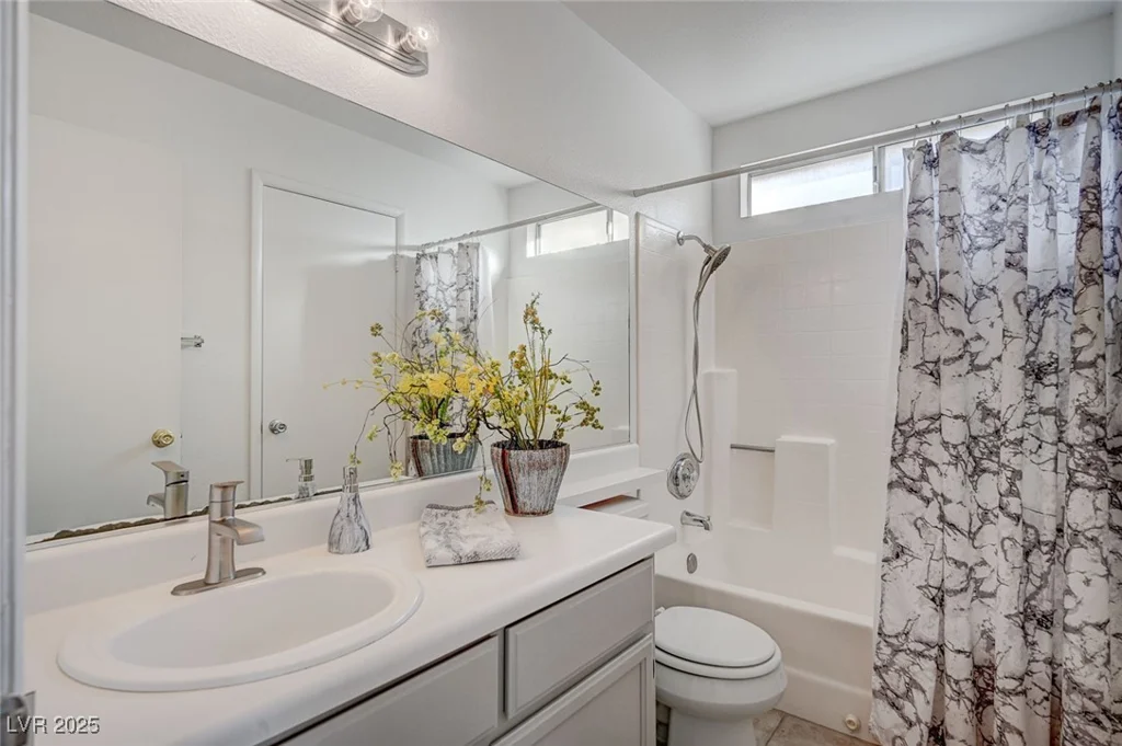 7579 Kalmalii, Las Vegas, NV 89147