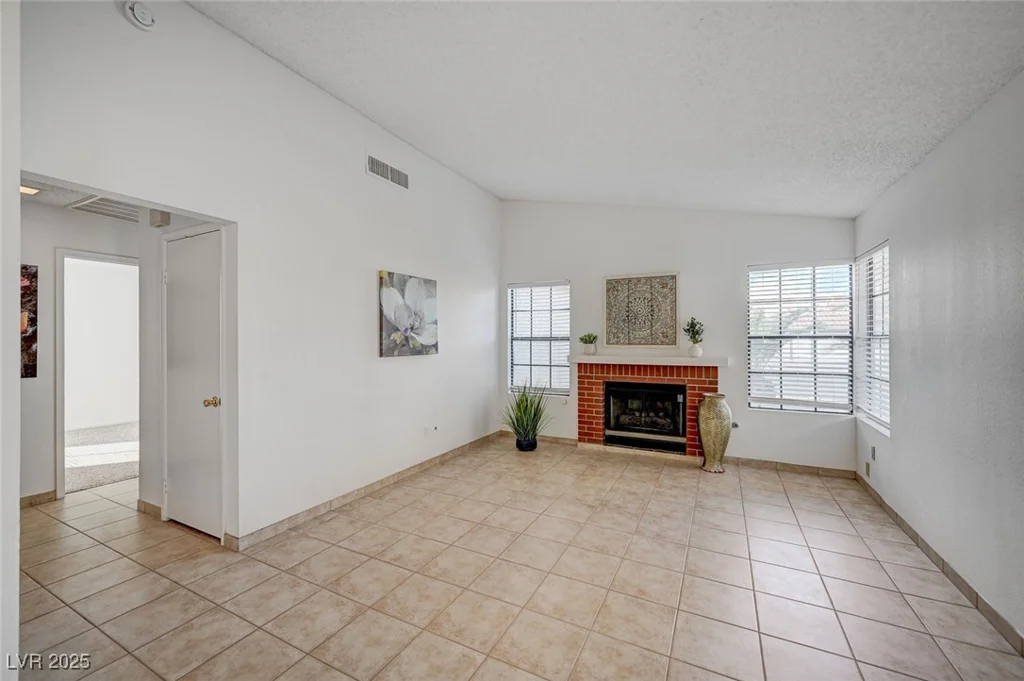 7579 Kalmalii, Las Vegas, NV 89147