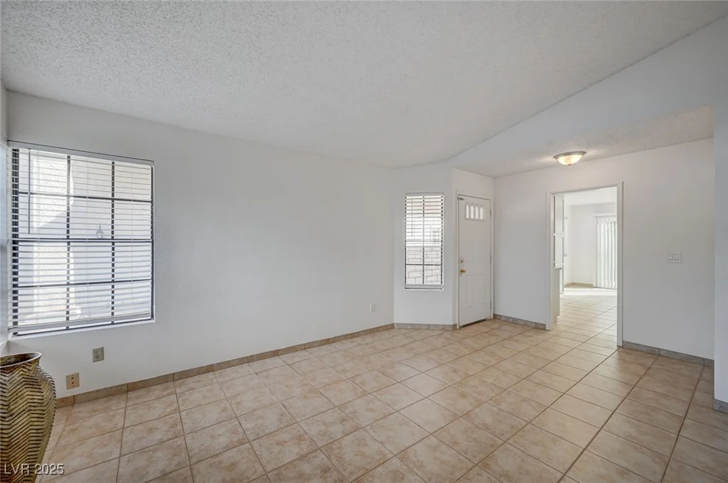 7579 Kalmalii, Las Vegas, NV 89147