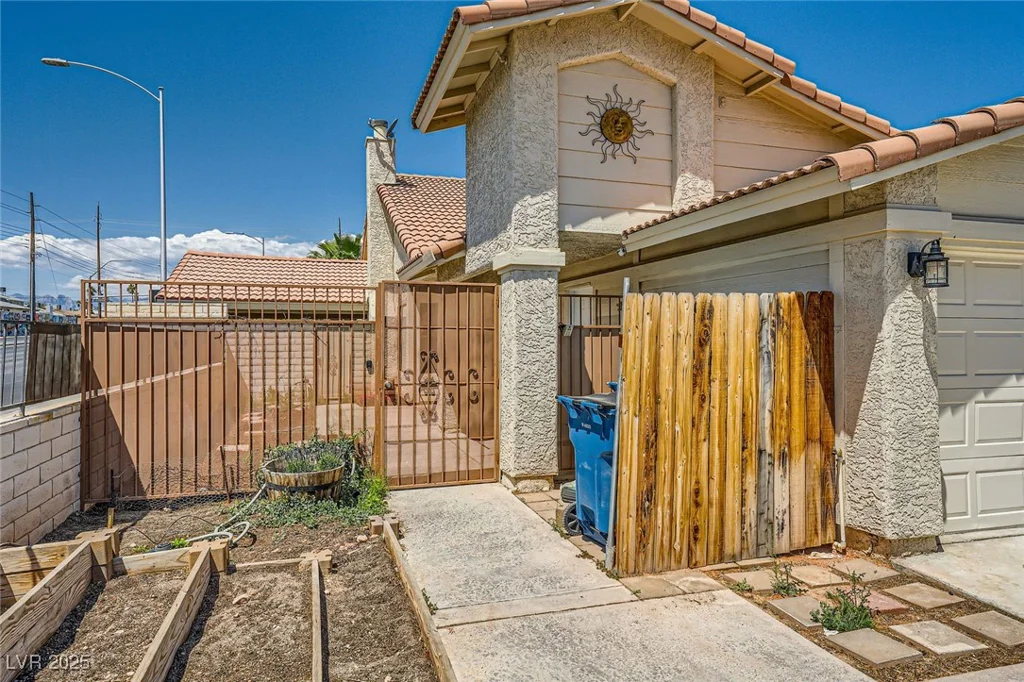 100 Underhill, Las Vegas, NV 89145